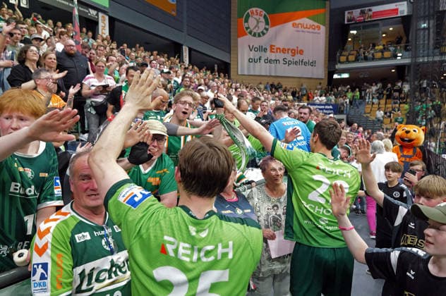 02.05.2026, xovx, Handball Daikin Handball Bundesliga, HSG Wetzlar - THW Kiel Die Spieler der HSG Wetzlar feiern mit den Fans den 33:25 Sieg gegen den THW Kiel. Wetzlar Buderus-Arena Hessen Deutschland (DE)