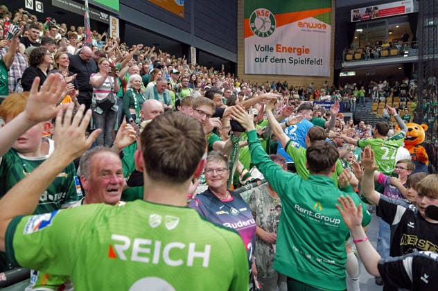 02.05.2026, xovx, Handball Daikin Handball Bundesliga, HSG Wetzlar - THW Kiel Die Spieler der HSG Wetzlar feiern mit den Fans den 33:25 Sieg gegen den THW Kiel. Wetzlar Buderus-Arena Hessen Deutschland (DE)