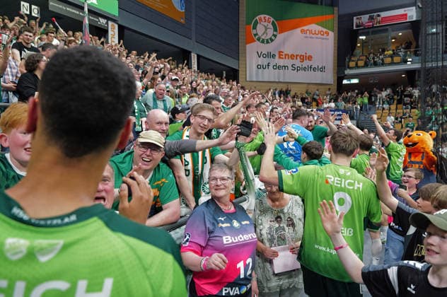 02.05.2026, xovx, Handball Daikin Handball Bundesliga, HSG Wetzlar - THW Kiel Die Spieler der HSG Wetzlar feiern mit den Fans den 33:25 Sieg gegen den THW Kiel. Wetzlar Buderus-Arena Hessen Deutschland (DE)