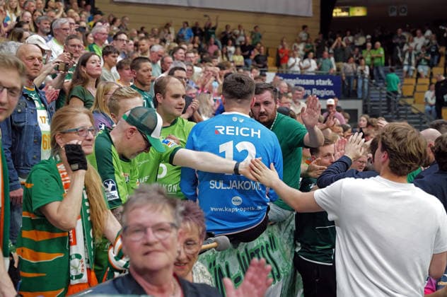 02.05.2026, xovx, Handball Daikin Handball Bundesliga, HSG Wetzlar - THW Kiel Die Spieler der HSG Wetzlar feiern mit den Fans den 33:25 Sieg gegen den THW Kiel. Wetzlar Buderus-Arena Hessen Deutschland (DE)