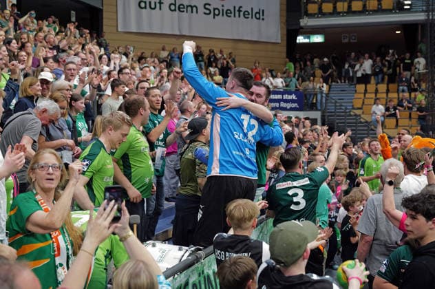 02.05.2026, xovx, Handball Daikin Handball Bundesliga, HSG Wetzlar - THW Kiel Die Spieler der HSG Wetzlar feiern mit den Fans den 33:25 Sieg gegen den THW Kiel. Wetzlar Buderus-Arena Hessen Deutschland (DE)
