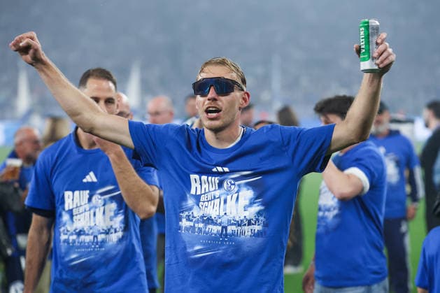 2. Bundesliga - FC Schalke 04 - Fortuna Düsseldorf am 02.05.2026 in der Veltins-Arena auf Schalke Jubel und Freude über den Aufstieg bei Timo Becker (Schalke 5)
