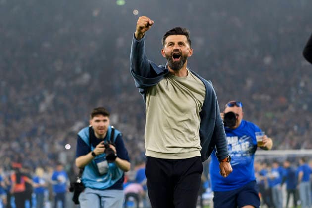 Trainer Miron Muslic (FC Schalke) feiert den Aufstieg in die 1. Bundesliga waehrend des spiels der 2. Bundesliga zwischen FC Schalke 04 und Fortuna Düsseldorf, Veltins-Arena am 02. May 2026 in Gelsenkirchen, Deutschland. (Foto von Max Maiwald DeFodi Images) +++ Trainer Miron Muslic (FC Schalke) celebrate promotion to the 1. Bundesliga during the 2. Bundesliga match between FC Schalke 04 and Fortuna Düsseldorf at Veltins-Arena on May 2, 2026 in Gelsenkirchen, Germany. (Photo by Max Maiwald DeFodi Images) (Photo by Max Maiwald DeFodi Images) -
