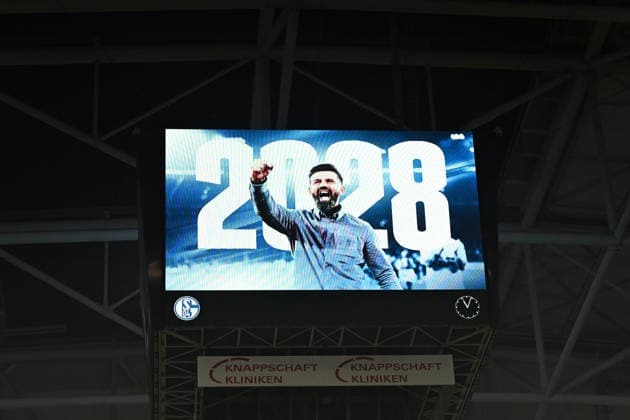 Trainer Miron Muslic (FC Schalke 04) Anzeigetafel zeigt die Vertragsverlängerung bis 2028 waehrend des Spiels der 2. Bundesliga zwischen FC Schalke 04 und Fortuna Düsseldorf, Veltins-Arena am 02. May 2026 in Gelsenkirchen, Deutschland. (Foto von Ralf Treese DeFodi Images) +++ Trainer Miron Muslic (FC Schalke 04) Scoreboard shows the new contract during the 2. Bundesliga match between FC Schalke 04 and Fortuna Düsseldorf at Veltins-Arena on May 2, 2026 in Gelsenkirchen, Germany. (Photo by Ralf Treese DeFodi Images) DFL regulations prohibit any use of photographs as image sequences and or quasi-video. (Photo by Ralf Treese DeFodi Images) -