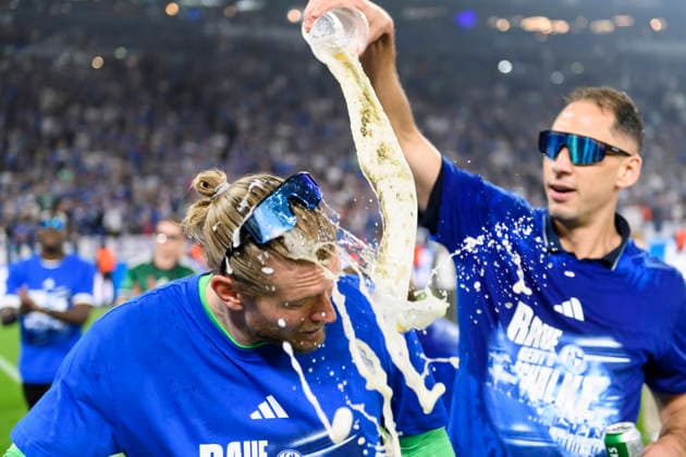 Torwart Loris Karius (FC Schalke) feiert den Aufstieg in die 1. Bundesliga waehrend des spiels der 2. Bundesliga zwischen FC Schalke 04 und Fortuna Düsseldorf, Veltins-Arena am 02. May 2026 in Gelsenkirchen, Deutschland. (Foto von Max Maiwald DeFodi Images) +++ Torwart Loris Karius (FC Schalke) celebrate promotion to the 1. Bundesliga during the 2. Bundesliga match between FC Schalke 04 and Fortuna Düsseldorf at Veltins-Arena on May 2, 2026 in Gelsenkirchen, Germany. (Photo by Max Maiwald DeFodi Images) (Photo by Max Maiwald DeFodi Images) -