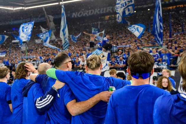 feiert den Aufstieg in die 1. Bundesliga waehrend des spiels der 2. Bundesliga zwischen FC Schalke 04 und Fortuna Düsseldorf, Veltins-Arena am 02. May 2026 in Gelsenkirchen, Deutschland. (Foto von Max Maiwald DeFodi Images) +++ celebrate promotion to the 1. Bundesliga during the 2. Bundesliga match between FC Schalke 04 and Fortuna Düsseldorf at Veltins-Arena on May 2, 2026 in Gelsenkirchen, Germany. (Photo by Max Maiwald DeFodi Images) (Photo by Max Maiwald DeFodi Images) -