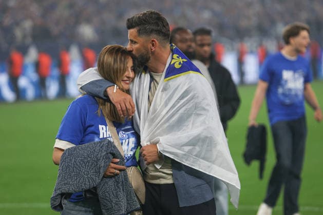 2. Bundesliga - FC Schalke 04 - Fortuna Düsseldorf am 02.05.2026 in der Veltins-Arena auf Schalke Trainer Miron Muslic (Schalke) küsst und freut sich mit seiner Frau
