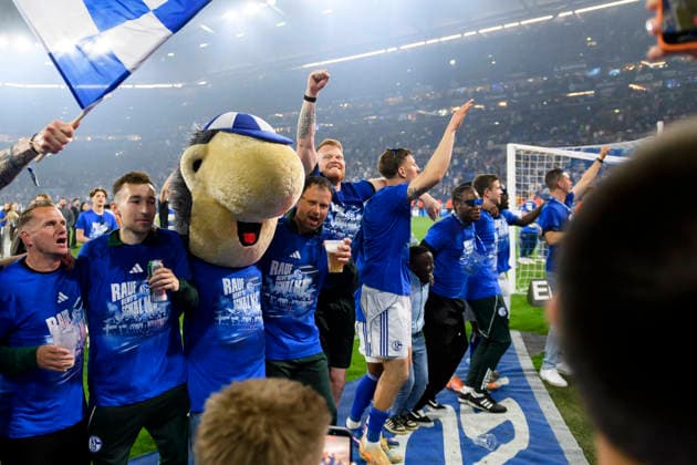 feiert den Aufstieg in die 1. Bundesliga waehrend des spiels der 2. Bundesliga zwischen FC Schalke 04 und Fortuna Düsseldorf, Veltins-Arena am 02. May 2026 in Gelsenkirchen, Deutschland. (Foto von Max Maiwald DeFodi Images) +++ celebrate promotion to the 1. Bundesliga during the 2. Bundesliga match between FC Schalke 04 and Fortuna Düsseldorf at Veltins-Arena on May 2, 2026 in Gelsenkirchen, Germany. (Photo by Max Maiwald DeFodi Images) (Photo by Max Maiwald DeFodi Images) -