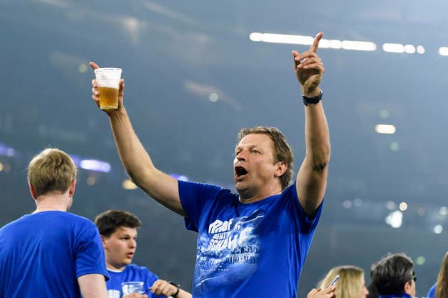 Youri Mulder(FC Schalke) feiert den Aufstieg in die 1. Bundesliga waehrend des spiels der 2. Bundesliga zwischen FC Schalke 04 und Fortuna Düsseldorf, Veltins-Arena am 02. May 2026 in Gelsenkirchen, Deutschland. (Foto von Max Maiwald DeFodi Images) +++ Youri Mulder(FC Schalke) celebrate promotion to the 1. Bundesliga during the 2. Bundesliga match between FC Schalke 04 and Fortuna Düsseldorf at Veltins-Arena on May 2, 2026 in Gelsenkirchen, Germany. (Photo by Max Maiwald DeFodi Images) (Photo by Max Maiwald DeFodi Images) -