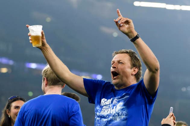 Youri Mulder(FC Schalke) feiert den Aufstieg in die 1. Bundesliga waehrend des spiels der 2. Bundesliga zwischen FC Schalke 04 und Fortuna Düsseldorf, Veltins-Arena am 02. May 2026 in Gelsenkirchen, Deutschland. (Foto von Max Maiwald DeFodi Images) +++ Youri Mulder(FC Schalke) celebrate promotion to the 1. Bundesliga during the 2. Bundesliga match between FC Schalke 04 and Fortuna Düsseldorf at Veltins-Arena on May 2, 2026 in Gelsenkirchen, Germany. (Photo by Max Maiwald DeFodi Images) (Photo by Max Maiwald DeFodi Images) -