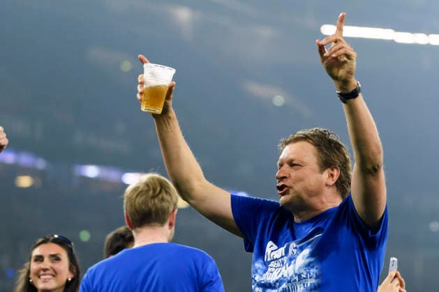 Youri Mulder(FC Schalke) feiert den Aufstieg in die 1. Bundesliga waehrend des spiels der 2. Bundesliga zwischen FC Schalke 04 und Fortuna Düsseldorf, Veltins-Arena am 02. May 2026 in Gelsenkirchen, Deutschland. (Foto von Max Maiwald DeFodi Images) +++ Youri Mulder(FC Schalke) celebrate promotion to the 1. Bundesliga during the 2. Bundesliga match between FC Schalke 04 and Fortuna Düsseldorf at Veltins-Arena on May 2, 2026 in Gelsenkirchen, Germany. (Photo by Max Maiwald DeFodi Images) (Photo by Max Maiwald DeFodi Images) -