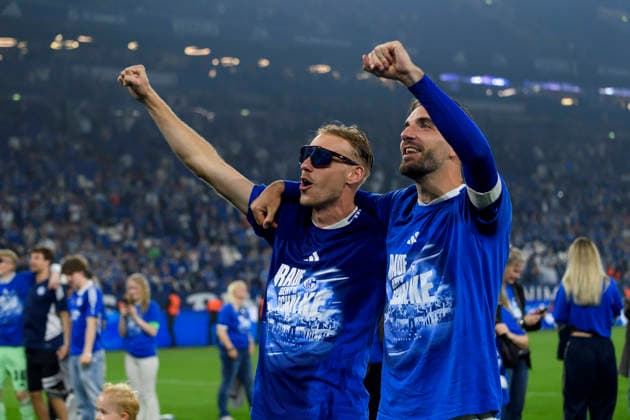 Timo Becker (FC Schalke) und Kenan Karaman (FC Schalke) feiert den Aufstieg in die 1. Bundesliga waehrend des spiels der 2. Bundesliga zwischen FC Schalke 04 und Fortuna Düsseldorf, Veltins-Arena am 02. May 2026 in Gelsenkirchen, Deutschland. (Foto von Max Maiwald DeFodi Images) +++ Timo Becker (FC Schalke) und Kenan Karaman (FC Schalke) celebrate promotion to the 1. Bundesliga during the 2. Bundesliga match between FC Schalke 04 and Fortuna Düsseldorf at Veltins-Arena on May 2, 2026 in Gelsenkirchen, Germany. (Photo by Max Maiwald DeFodi Images) (Photo by Max Maiwald DeFodi Images) -