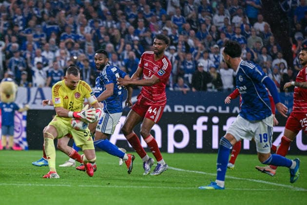 02.05.2026, Fussball, 2. Bundesliga, Saison 2025 2026, 32. Spieltag, FC Schalke 04 - Fortuna Düsseldorf, Florian Kastenmeier (Fortuna Düsseldorf) hält die Chance von Kenan Karaman (FC Schalke 04) xRHR-FOTO YYx