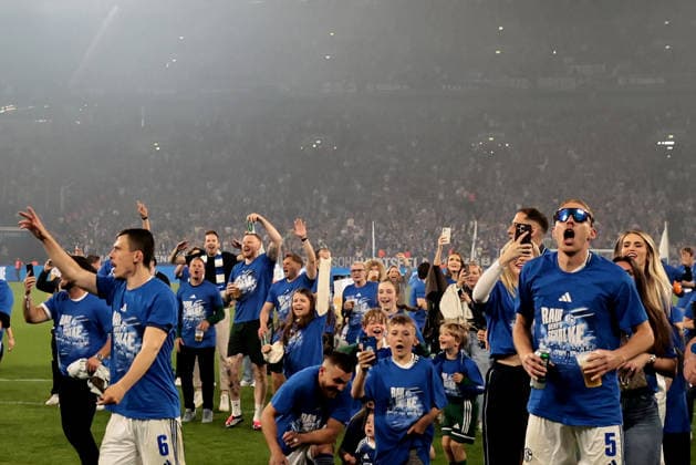 Die Spieler vom FC Schalke 04 freuen sich über den Sieg und den Aufstieg in die 1.Bundesliga beim Spiel der 2. Bundesliga (Saison 2025 26) FC Schalke 04 - Fortuna Düsseldorf - Copyright: Thomas Pakusch