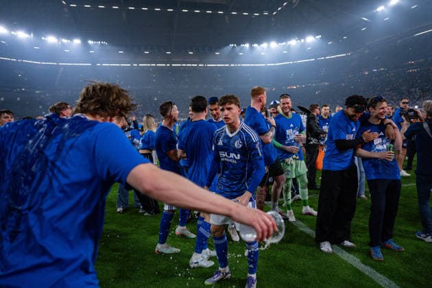 02.05.2026, Fussball, 2. Bundesliga, Saison 2025 2026, 32. Spieltag, FC Schalke 04 - Fortuna Düsseldorf, Finn Porath (FC Schalke 04) , Vitalie Becker (FC Schalke 04), xRHR-FOTO YYx