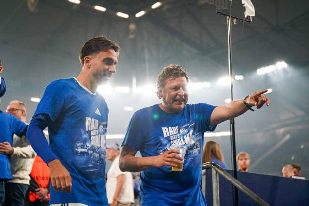 Deutschland: Fussball 2. Bundesliga 2025 - 2026, 32. Spieltag - FC Schalke 04 vs Fortuna Düsseldorf - Veltins Arena (Schalke): Youri Mulder - Mimik, Gesichtsausdruck, Emotion, Kenan Karaman (Schalke 04, 19)
