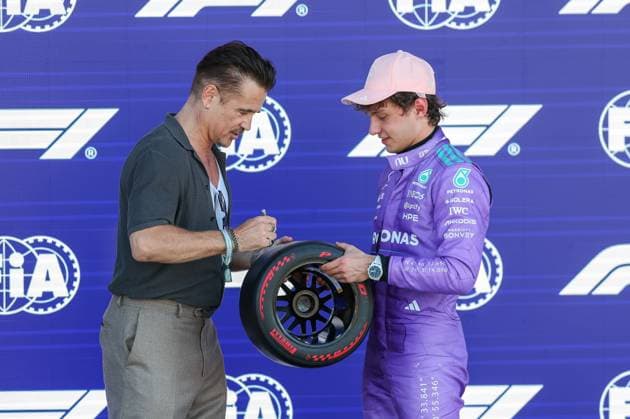 Schauspieler Colin Farrell ueberreicht den Pole-Position Award an Winner des Qualifying, Pole-Position, Kimi Antonelli (Mercedes-AMG Petronas 12), Grosser Preis von Miami, Motorsport, Herren, Formel 1, Qualifying, 02.05.2026 Miami Florida USA