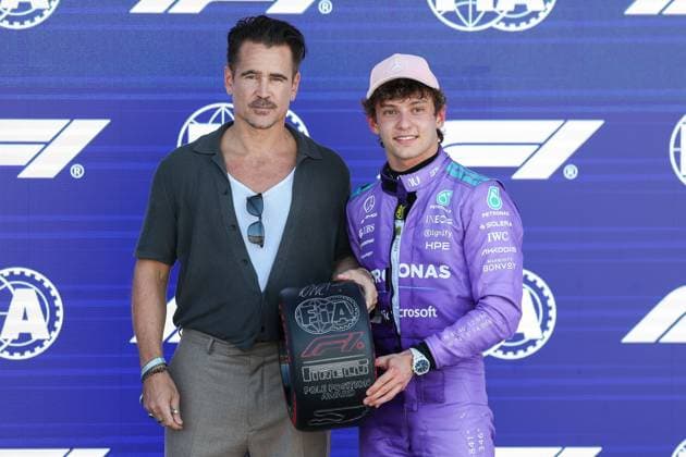 Schauspieler Colin Farrell ueberreicht den Pole-Position Award an Winner des Qualifying, Pole-Position, Kimi Antonelli (Mercedes-AMG Petronas 12), Grosser Preis von Miami, Motorsport, Herren, Formel 1, Qualifying, 02.05.2026 Miami Florida USA