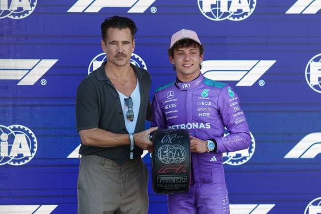 Schauspieler Colin Farrell ueberreicht den Pole-Position Award an Winner des Qualifying, Pole-Position, Kimi Antonelli (Mercedes-AMG Petronas 12), Grosser Preis von Miami, Motorsport, Herren, Formel 1, Qualifying, 02.05.2026 Miami Florida USA