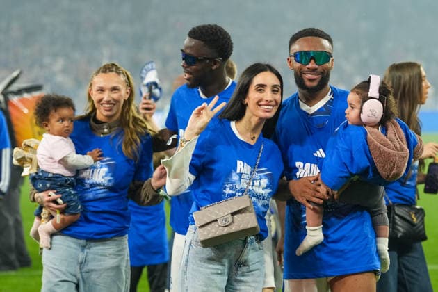 Die Schalker Mannschaft feiet ihren Sieg und den Aufstieg in die 1. Fussball Bundesliga, GER FC Schalke 04 vs. Fortuna Duesseldorf, Fussball, 2. Bundesliga, Spieltag 32, Saison 2025 2026, 02.05.2026 DFB DFL REGULATIONS PROHIBIT ANY USE OF PHOTOGRAPHS AS IMAGE SEQUENCES AND OR QUASI-VIDEO, GER FC Schalke 04 vs. Fortuna Duesseldorf, Fussball, 2. Bundesliga, Spieltag 32, Saison 2025 2026, 02.05.2026 Gelsenkirchen
