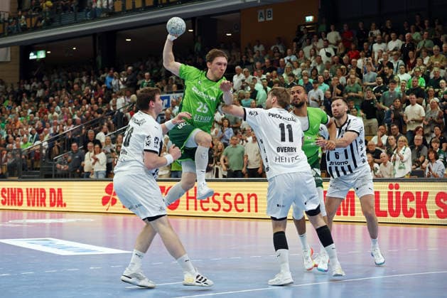 02.05.2026, xovx, Handball Daikin Handball Bundesliga, HSG Wetzlar - THW Kiel v.l. Lukas Laube (THW Kiel), Justin Müller (HSG Wetzlar), Petter Överby (THW Kiel), Philipp Ahouansou (HSG Wetzlar), Harald Reinkind (THW Kiel) Wetzlar Buderus-Arena Hessen Deutschland (DE)