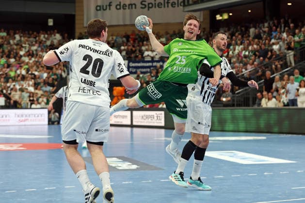 02.05.2026, xovx, Handball Daikin Handball Bundesliga, HSG Wetzlar - THW Kiel v.l. Lukas Laube (THW Kiel), Justin Müller (HSG Wetzlar), Domagoj Duvnjak (THW Kiel) Wetzlar Buderus-Arena Hessen Deutschland (DE)