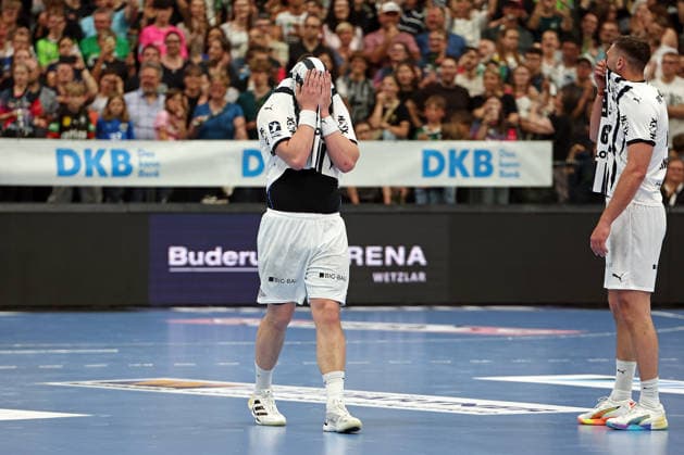 02.05.2026, xovx, Handball Daikin Handball Bundesliga, HSG Wetzlar - THW Kiel Lukas Laube (THW Kiel) enttäuscht, enttäuscht schauend nach der Niederlage in Wetzlar Wetzlar Buderus-Arena Hessen Deutschland (DE)