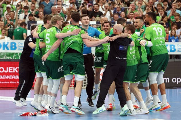 02.05.2026, xovx, Handball Daikin Handball Bundesliga, HSG Wetzlar - THW Kiel Die Spieler der HSG Wetzlar bejubeln den 33:25 Sieg gegen den THW Kiel. Wetzlar Buderus-Arena Hessen Deutschland (DE)