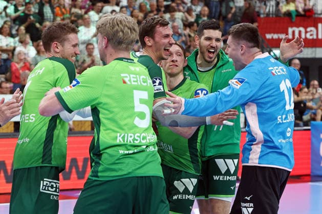 02.05.2026, xovx, Handball Daikin Handball Bundesliga, HSG Wetzlar - THW Kiel Die Spieler der HSG Wetzlar bejubeln den 33:25 Sieg gegen den THW Kiel. V.l. Dominik Mappes (HSG Wetzlar), Tristan Kirschner (HSG Wetzlar), Jona Schoch (HSG Wetzlar), Justin Müller (HSG Wetzlar), Stefan Cavor (HSG Wetzlar), Anadin Suljakovic (HSG Wetzlar) Wetzlar Buderus-Arena Hessen Deutschland (DE)