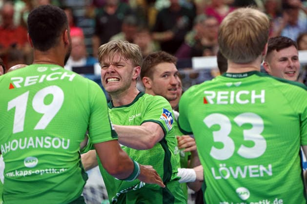 02.05.2026, xovx, Handball Daikin Handball Bundesliga, HSG Wetzlar - THW Kiel Die Spieler der HSG Wetzlar bejubeln den 33:25 Sieg gegen den THW Kiel. V.l. Philipp Ahouansou (HSG Wetzlar), Tristan Kirschner (HSG Wetzlar), Dominik Mappes (HSG Wetzlar), Georg Löwen (HSG Wetzlar), Anadin Suljakovic (HSG Wetzlar) Wetzlar Buderus-Arena Hessen Deutschland (DE)