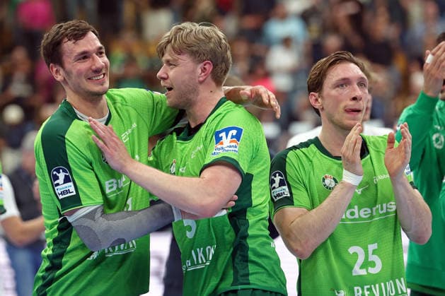 02.05.2026, xovx, Handball Daikin Handball Bundesliga, HSG Wetzlar - THW Kiel Die Spieler der HSG Wetzlar bejubeln den 33:25 Sieg gegen den THW Kiel. V.l. Jona Schoch (HSG Wetzlar), Tristan Kirschner (HSG Wetzlar), Justin Müller (HSG Wetzlar) Wetzlar Buderus-Arena Hessen Deutschland (DE)