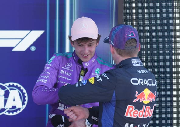 Formula 1 Crypto.com Miami Grand Prix 2026 02.05.2026, Miami International Autodrome, Miami, Formula 1 Crypto.com Miami Grand Prix 2026 ,im Bild Max Verstappen (NLD), Oracle Red Bull Racing gratuliert Andrea Kimi Antonelli (ITA), Mercedes-AMG Petronas Formula One Team zur Poleposition.