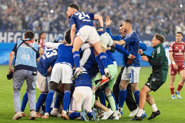 2. Fußball Bundesliga: Schalke 04 - Fortuna Düsseldorf; 02.05.2026 Ron Schallenberg (FC Schalke 04, 6), Kenan Karaman (FC Schalke 04, 19), Adil Aouchiche (FC Schalke 04, 24) Die Mannschaft bejubelt Aufstieg, Aufstiegsfeier, Schalke 04, 2026. 2. Fußball Bundesliga: Schalke 04 - Fortuna Düsseldorf; Veltins-Arena, Gelsenkirchen; 02.05.2026 DFL regulations prohibit any use of photographs as image sequences and or quasi video.
