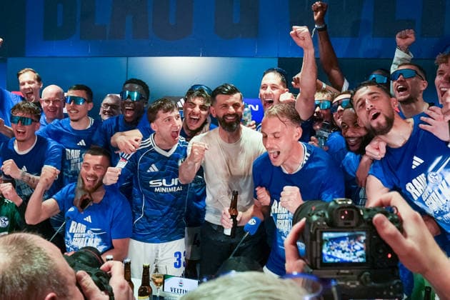 Die Spieler stuermen die PK und verpassen dem Trainer eine Bierdusche, GER FC Schalke 04 vs. Fortuna Duesseldorf, Fussball, 2. Bundesliga, Spieltag 32, Saison 2025 2026, 02.05.2026 DFB DFL REGULATIONS PROHIBIT ANY USE OF PHOTOGRAPHS AS IMAGE SEQUENCES AND OR QUASI-VIDEO, GER FC Schalke 04 vs. Fortuna Duesseldorf, Fussball, 2. Bundesliga, Spieltag 32, Saison 2025 2026, 02.05.2026 Gelsenkirchen