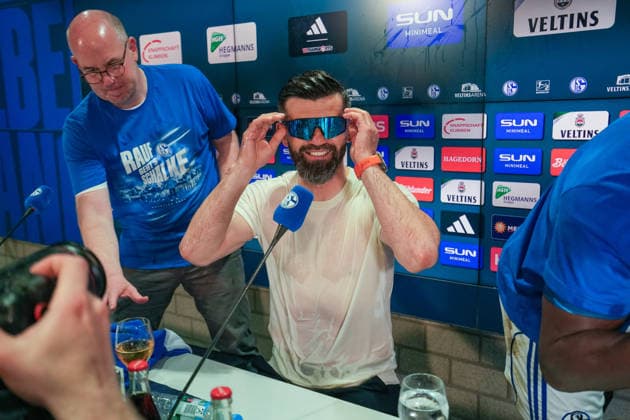 Die Spieler stuermen die PK und verpassen dem Trainer eine Bierdusche, GER FC Schalke 04 vs. Fortuna Duesseldorf, Fussball, 2. Bundesliga, Spieltag 32, Saison 2025 2026, 02.05.2026 DFB DFL REGULATIONS PROHIBIT ANY USE OF PHOTOGRAPHS AS IMAGE SEQUENCES AND OR QUASI-VIDEO, GER FC Schalke 04 vs. Fortuna Duesseldorf, Fussball, 2. Bundesliga, Spieltag 32, Saison 2025 2026, 02.05.2026 Gelsenkirchen