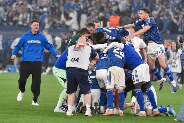 Schlussjubel Schlußjubel Emotion Freude der Spieler von Schalke 02.05.2026 ¢ Fussball ¢ FC Schalke 04 vs Fortuna Duesseldorf, Veltins-Arena, Gelsenkirchen, DFB DFL REGULATIONS PROHIBIT ANY USE OF PHOTOGRAPHS AS IMAGE SEQUENCES AND OR QUASI-VIDEO
