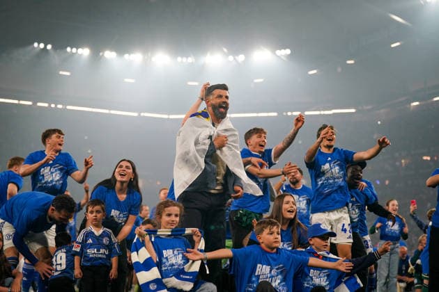 Deutschland: Fussball 2. Bundesliga 2025 - 2026, 32. Spieltag - FC Schalke 04 vs Fortuna Düsseldorf - Veltins Arena (Schalke): Miron Muslic (Trainer, Schalke 04) Freude, Emotionen, Jubel mit Familie und Team