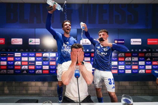2. Bundesliga - FC Schalke 04 - Fortuna Düsseldorf am 02.05.2026 in der Veltins-Arena auf Schalke Bierdusche Wasserdusche bei der Pressekonferenz - hier begiessen Kenan Karaman (Schalke 19) und Vitalie Becker (Schalke 33) ihren Trainer Miron Muslic (Schalke)