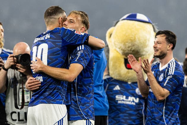 2. Fußball Bundesliga: Schalke 04 - Fortuna Düsseldorf; 02.05.2026 Edin Dzeko (FC Schalke 04, 10), Timo Becker (FC Schalke 04, 5) Die Mannschaft bejubelt Aufstieg, Aufstiegsfeier, Schalke 04, 2026. 2. Fußball Bundesliga: Schalke 04 - Fortuna Düsseldorf; Veltins-Arena, Gelsenkirchen; 02.05.2026 DFL regulations prohibit any use of photographs as image sequences and or quasi video.