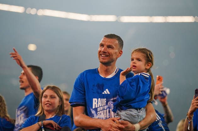 Deutschland: Fussball 2. Bundesliga 2025 - 2026, 32. Spieltag - FC Schalke 04 vs Fortuna Düsseldorf - Veltins Arena (Schalke): Edin DÅ¾eko Edin Dzeko (Schalke 04, 10) Freude, Emotionen, Jubel mit Kind und Familie