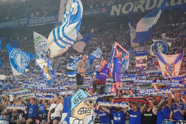 Deutschland: Fussball 2. Bundesliga 2025 - 2026, 32. Spieltag - FC Schalke 04 vs Fortuna Düsseldorf - Veltins Arena (Schalke): Aufstieg, Bundesliga Aufstieg, Jubel, Fans bleiben im Stadion, Tribüne, Nordkurve, Ultras, Feier, ausgelassene Stimmung, Fahnen, Banner, Schals, Support, Fankultur, Emotionen, Pyrotechnik Rauch, Platzsturm verhindert, Sicherheitskonzept, Polizei, Fußball, Matchday, Party, Crowd