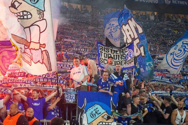 Deutschland: Fussball 2. Bundesliga 2025 - 2026, 32. Spieltag - FC Schalke 04 vs Fortuna Düsseldorf - Veltins Arena (Schalke): Aufstieg, Bundesliga Aufstieg, Jubel, Fans bleiben im Stadion, Tribüne, Nordkurve, Ultras, Feier, ausgelassene Stimmung, Fahnen, Banner, Schals, Support, Fankultur, Emotionen, Pyrotechnik Rauch, Platzsturm verhindert, Sicherheitskonzept, Polizei, Fußball, Matchday, Party, Crowd