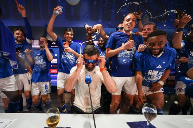 2. Bundesliga - FC Schalke 04 - Fortuna Düsseldorf am 02.05.2026 in der Veltins-Arena auf Schalke Bierdusche Wasserdusche bei der Pressekonferenz - die Mannschaft begiesst ihren Trainer Miron Muslic (Schalke)