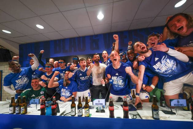 2. Bundesliga - FC Schalke 04 - Fortuna Düsseldorf am 02.05.2026 in der Veltins-Arena auf Schalke Gruppenfoto Mannschaftsfoto bei der Pressekonferenz - Jubel um Trainer Miron Muslic (Schalke)