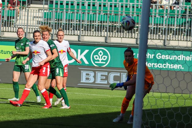 Wolfsburg, Deutschland: 02. Mai 2026 - 1. Frauen Bundesliga - 24. Spieltag - VfL Wolfsburg vs. RB Leipzig Im Bild: v.li. die Dritte Torschützin Lena Lattwein (VfL) macht das Tor zum 3:1 für Wolfsburg Copyright: HMBxMedia MadeleinexFantini