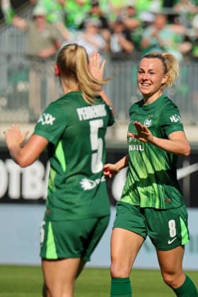 Wolfsburg, Deutschland: 02. Mai 2026 - 1. Frauen Bundesliga - 24. Spieltag - VfL Wolfsburg vs. RB Leipzig Im Bild: Torschützin Lena Lattwein (VfL) macht das Tor zum 3:1 für Wolfsburg und jubelt Copyright: HMBxMedia MadeleinexFantini
