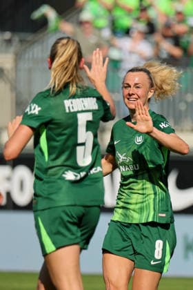 Wolfsburg, Deutschland: 02. Mai 2026 - 1. Frauen Bundesliga - 24. Spieltag - VfL Wolfsburg vs. RB Leipzig Im Bild: Torschützin Lena Lattwein (VfL) macht das Tor zum 3:1 für Wolfsburg und jubelt Copyright: HMBxMedia MadeleinexFantini