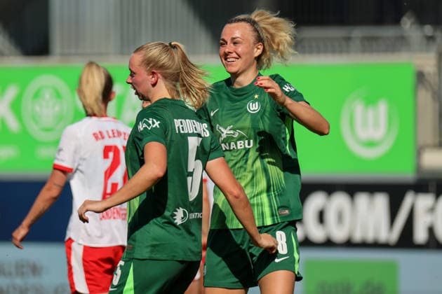 Wolfsburg, Deutschland: 02. Mai 2026 - 1. Frauen Bundesliga - 24. Spieltag - VfL Wolfsburg vs. RB Leipzig Im Bild: v.li. die Zweite Torschützin Lena Lattwein (VfL) macht das Tor zum 3:1 für Wolfsburg und jubelt mit Ella Peddemors (VfL) Copyright: HMBxMedia MadeleinexFantini