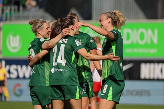 Wolfsburg, Deutschland: 02. Mai 2026 - 1. Frauen Bundesliga - 24. Spieltag - VfL Wolfsburg vs. RB Leipzig Im Bild: Torschützin Lena Lattwein (VfL), rechts im Bild, macht das Tor zum 3:1 für Wolfsburg und jubelt mit ihren Mannschaftskolleginnen Copyright: HMBxMedia MadeleinexFantini