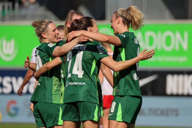 Wolfsburg, Deutschland: 02. Mai 2026 - 1. Frauen Bundesliga - 24. Spieltag - VfL Wolfsburg vs. RB Leipzig Im Bild: Torschützin Lena Lattwein (VfL), rechts im Bild, macht das Tor zum 3:1 für Wolfsburg und jubelt mit ihren Mannschaftskolleginnen Copyright: HMBxMedia MadeleinexFantini